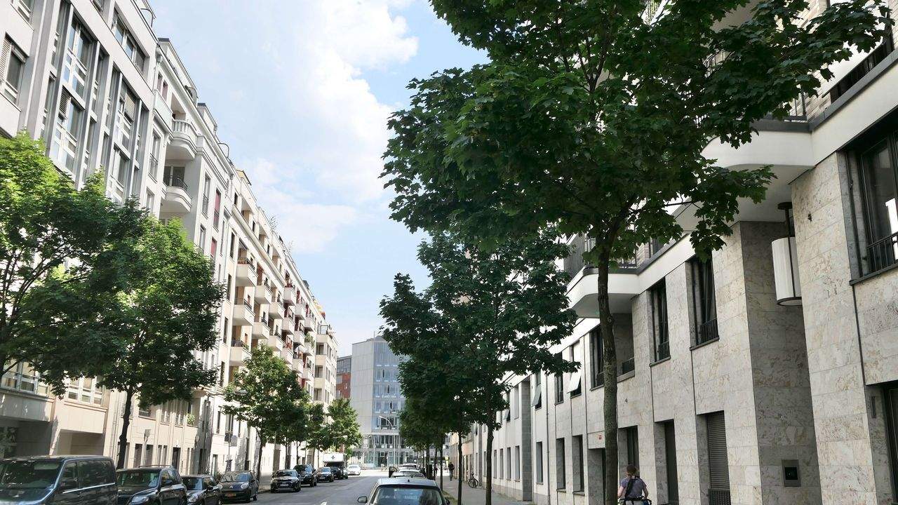 City-Oase am Spittelmarkt: Stilvolle 2-Zimmer-Wohnung mit Loggia & Smart-Home-Komfort – Berlin – Bild 1 von 9