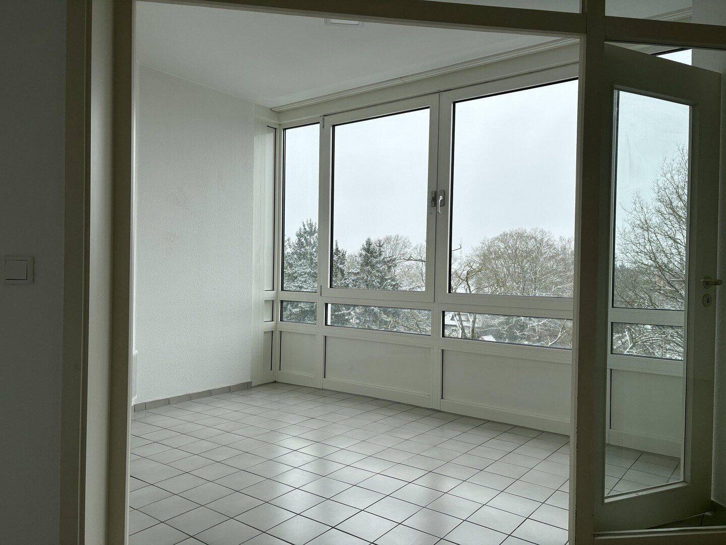 3-Zimmer Endetagen-Wohnung mit Südloggia und Tiefgaragen-Stellplatz – Norderstedt – Vorschaubild 2