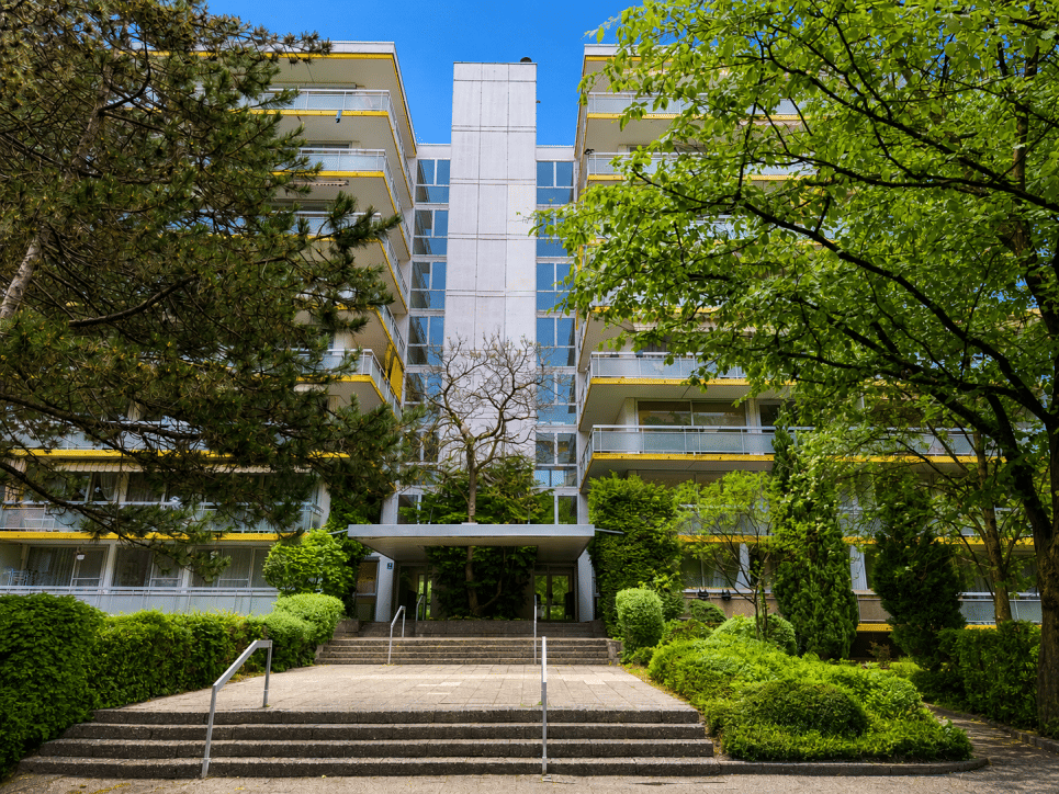 Wohnen über den Baumkronen: vermietete 2-Zimmer-Wohnung mit Loggia und TG-Stellplatz in München-Neuperlach