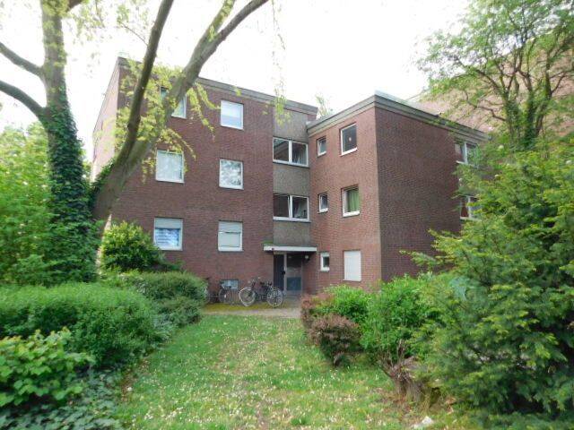 Einziehen und Wohlfühlen - renovierte 4-Zimmer-Wohnung im 1. OG mit Balkon...
