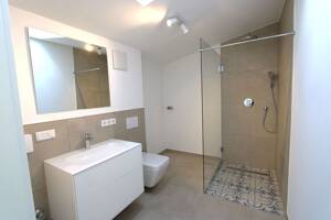 Penthouse mit großer Dachterrasse (34,6 qm) und Tiefgaragenstellplatz mit eigener E-Ladestation – 63073 Offenbach am Main – Vorschaubild 8