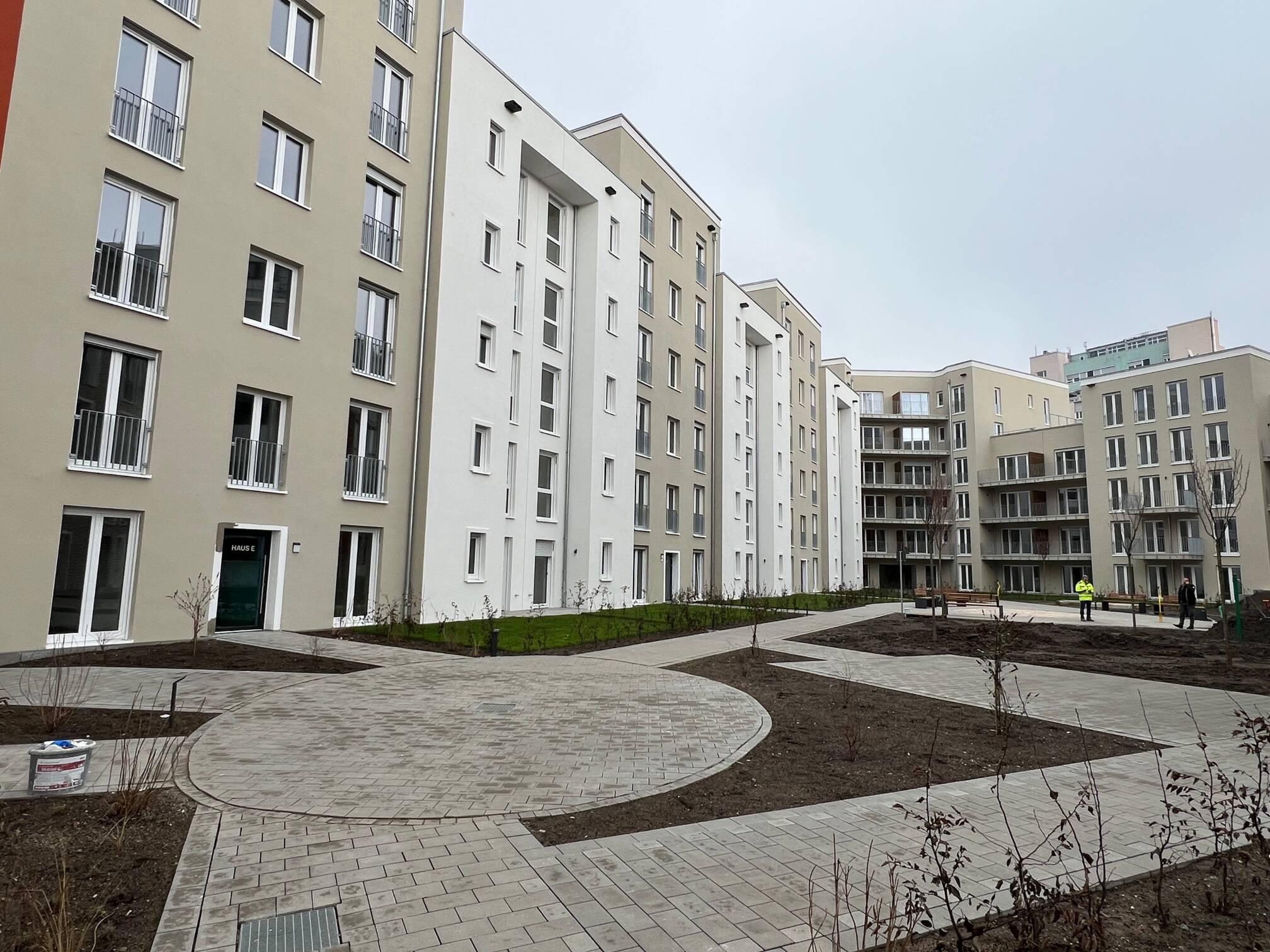 Erstbezug: Hochwertige 3-Zimmer-Wohnung mit 2 Bädern, schließbarer Loggia & TG in Darmstadt Mitte – Darmstadt – Vorschaubild 2