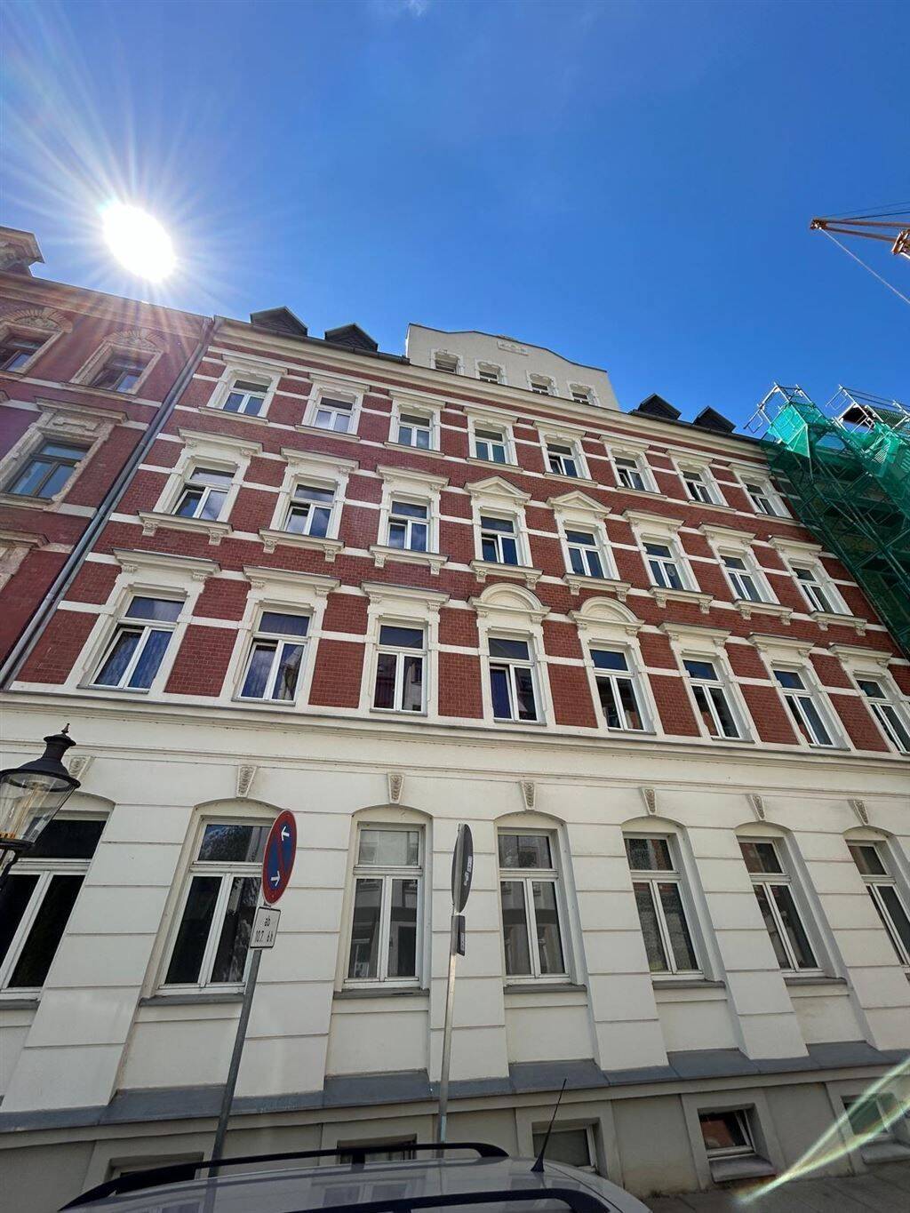 Großzügige und vermietete 2-Zi. mit Laminat, Balkon, EBK und Wanne in zentraler Lage – Chemnitz – Vorschaubild 2