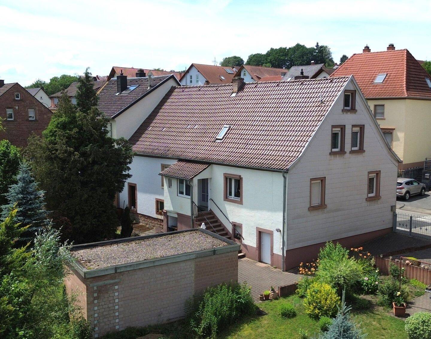 KL-Erfenbach: Gepflegtes Einfamilienhaus mit Garage und großem Eigentumsgrundstück
