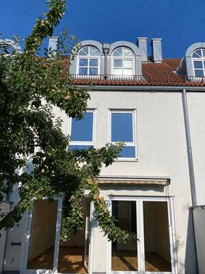 Geräumiges Reihenmittelhaus mit kleinem Garten und TG-Stellplatz in ruhiger Umgebung