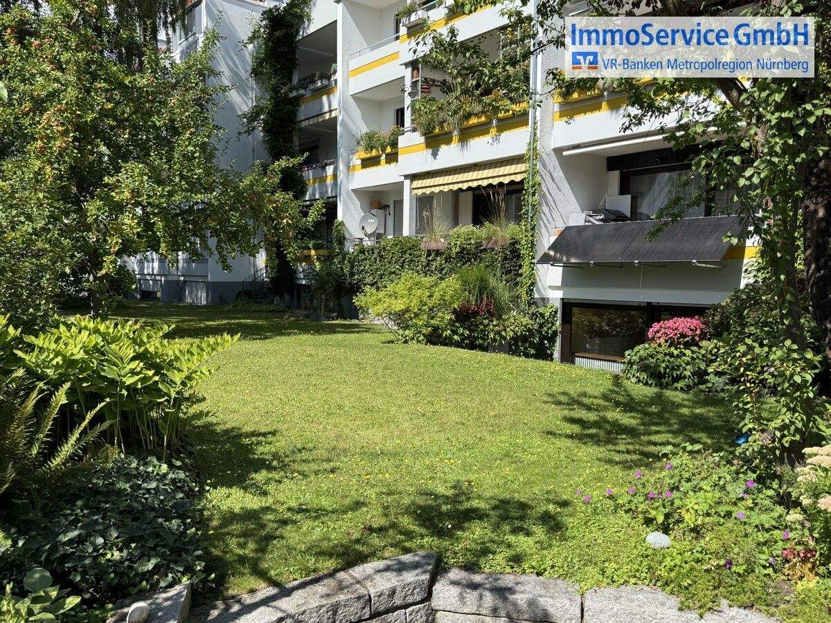 Großzügige 4-Zimmer-Wohnung mit Schwimmbadanteil, 2 Garagen und Zugang zum Gemeinschaftsgarten – Nürnberg – Bild 1 von 9