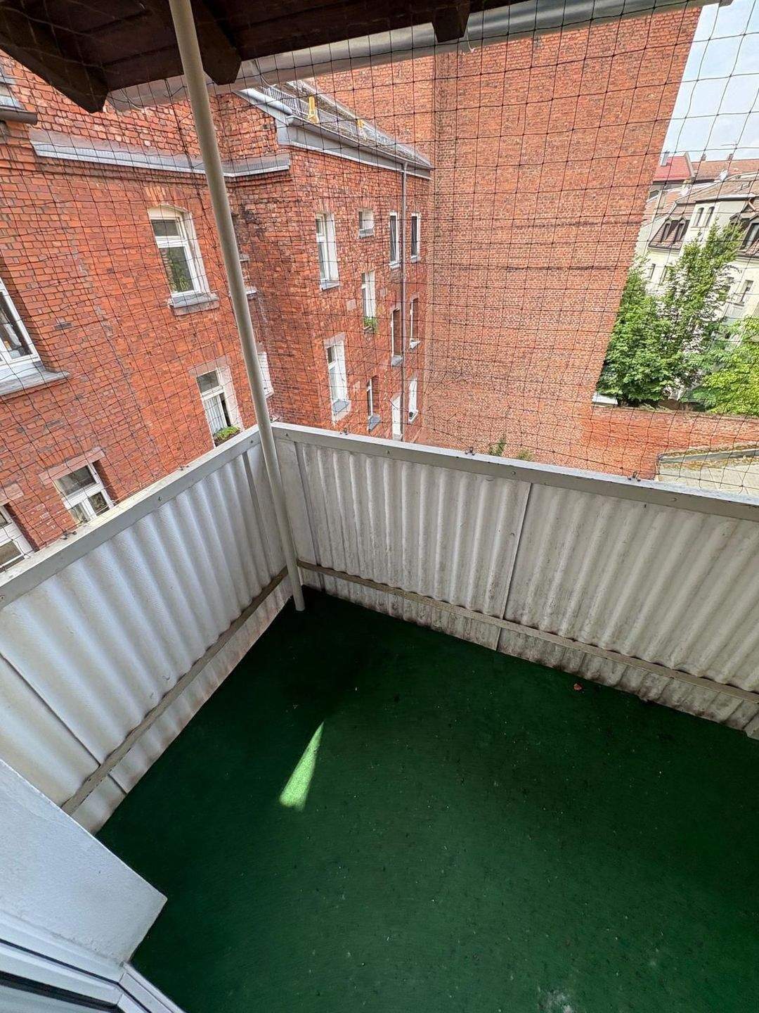 Großzügiges Zimmer mit Balkon in WG in Nürnberg Gostenhof - RENOVIERT und MÖBLIERT – Nürnberg – Vorschaubild 3