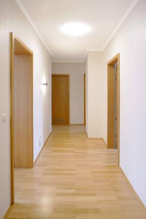 Kassel/Dönche …mit Fernblick Sofort freie, großzügige 3 Zimmerwohnung mit attraktivem großem Balkon und eigener Garage – 34134 Kassel – Vorschaubild 3