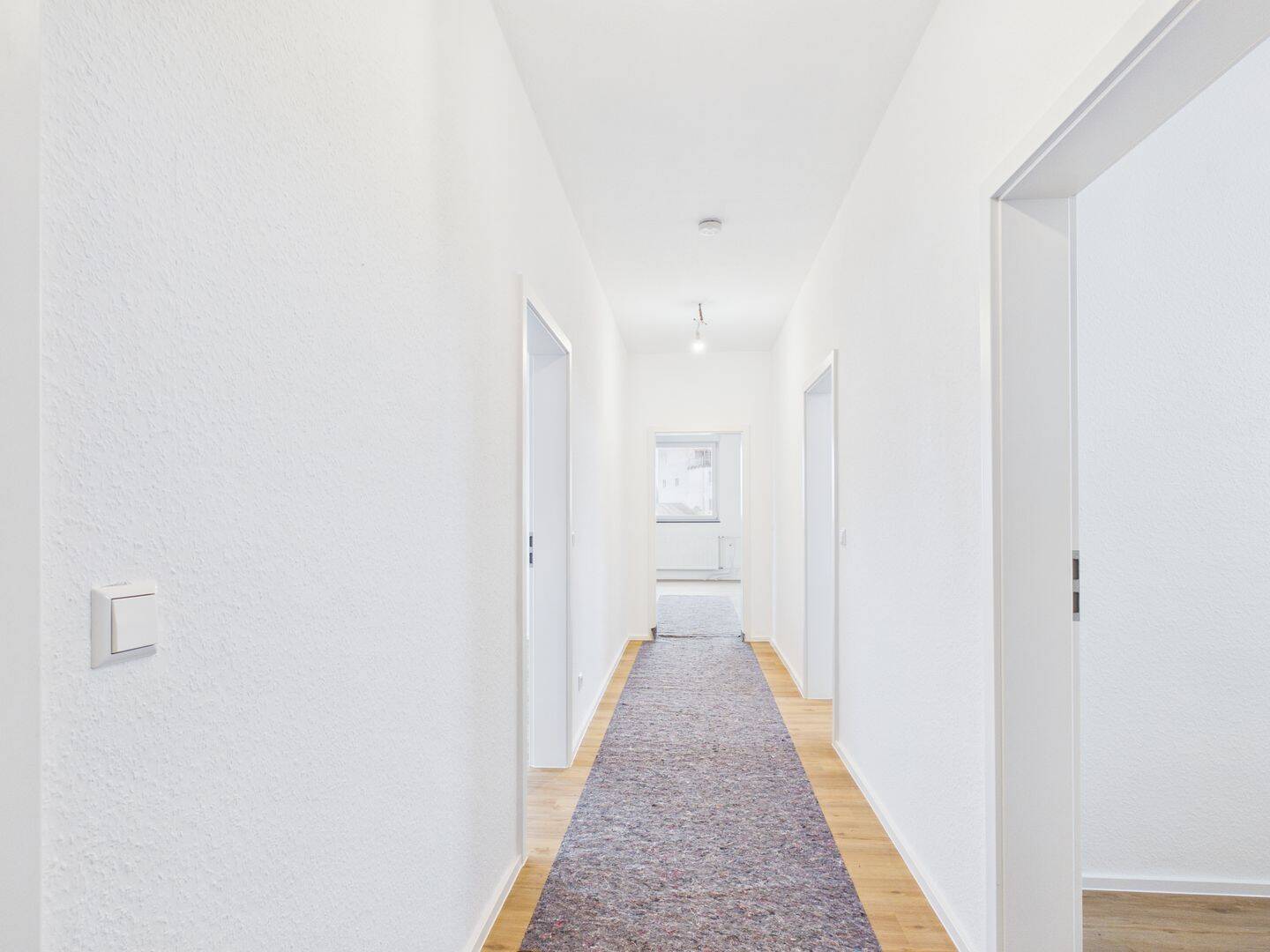 Wohnen mit Charakter: 4-Zimmer-Wohnung mit Hausmeistertätigkeit in Neu-Ulm – Neu-Ulm – Vorschaubild 8