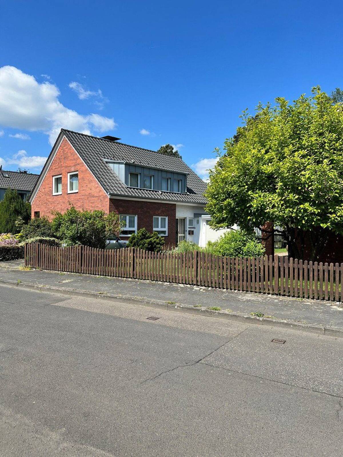 **Bonn-Röttgen - Charmantes Haus mit idyllischem Garten sucht neues Familienglück** - PRIVATVERKAUF – 53125 Bonn – Bild 1 von 9