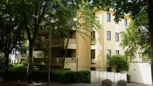 Stilvolles Wohnen mit Blick ins Grüne: Vermietete 3-4 Zimmer DG-Wohnung mit Balkon, Kamin & Garage – 65189 Wiesbaden – Vorschaubild 3