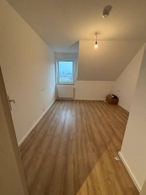 Sofort bezugsfertig! Erstbezug nach Teilsanierung: 2-Zimmer-DG-Wohnung mit Aufzug in Hildburghausen – 98646 Hildburghausen – Vorschaubild 6