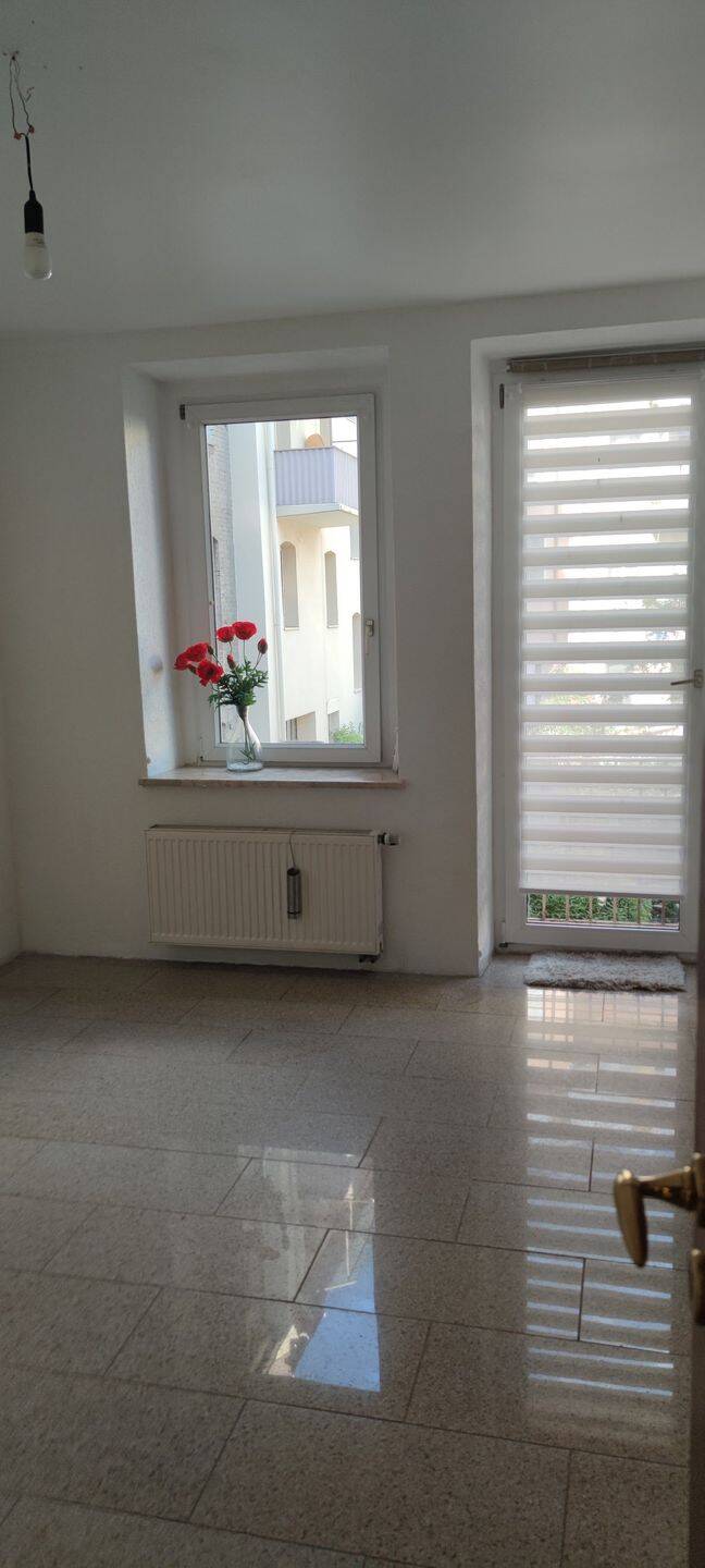 Die Mietwohnung in Nürnberg-Südstadt ist eine Etagenwohnung mit 75 m², 2,5 Zimmern und einem Balkon. Sie hat eine Einbauküche, Badmöbel Fliesenboden – Nürnberg – Vorschaubild 2