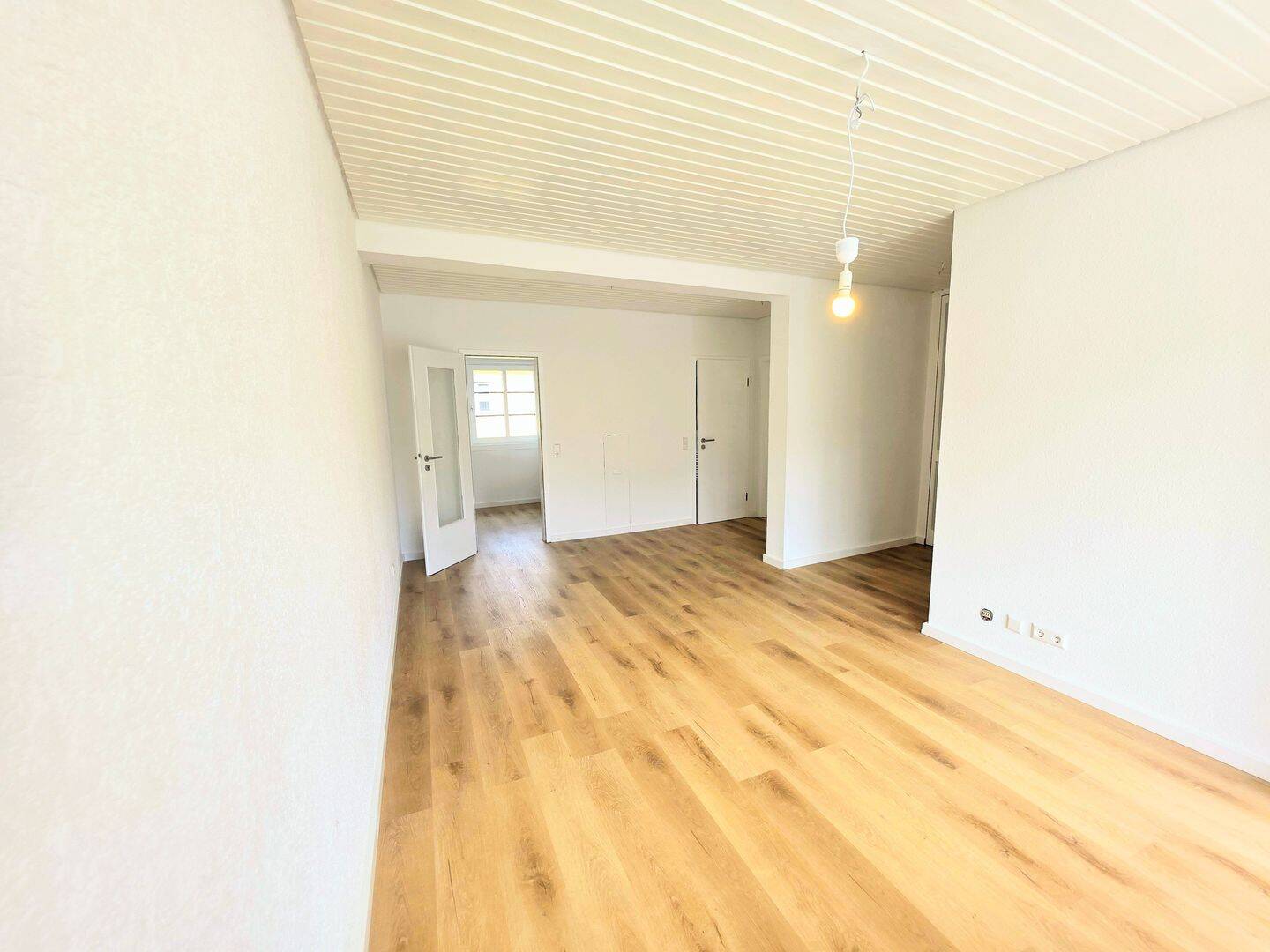Lichtdurchflutete 2-Zimmer Wohnung mit Südbalkon nähe Marienplatz – Stuttgart – Vorschaubild 3