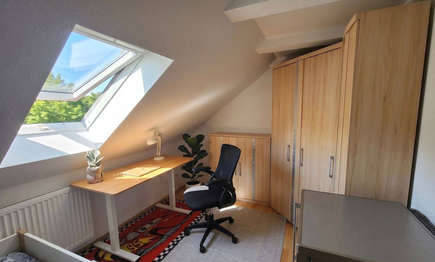 VOLLMOBILIERT WG 25 MINUTES TO HAUPTBAHNHOF, near s-bahn station