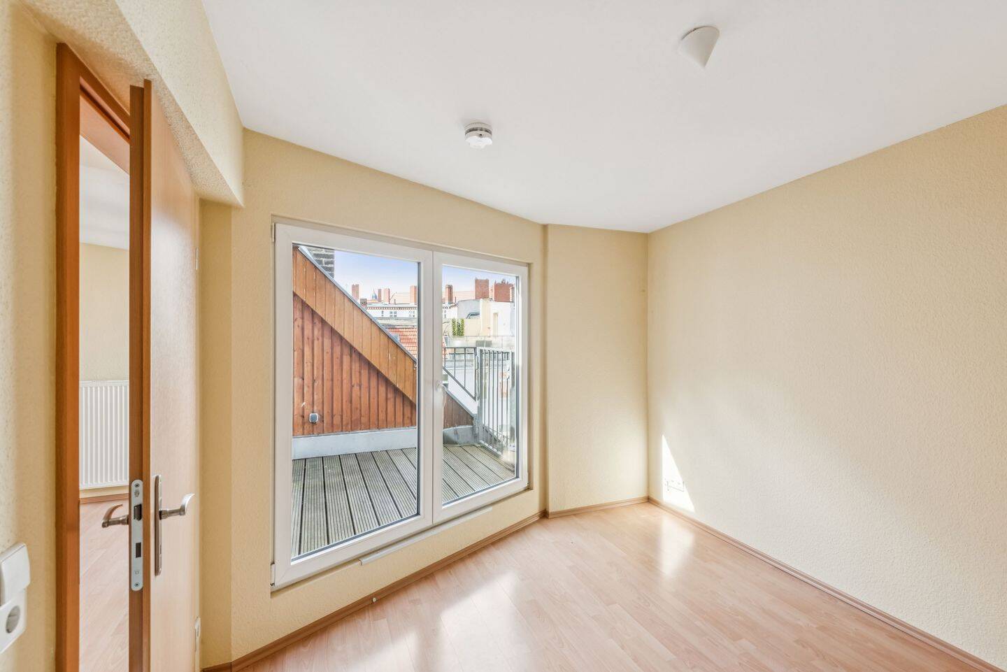 Helle Dachgeschosswohnung mit Dachterrasse in Spandauer Kiezlage – Berlin – Vorschaubild 6