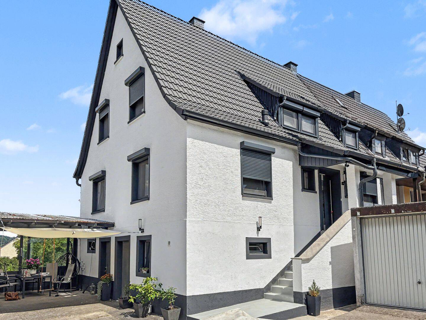 Modernisiertes Familiendomizil mit zeitlosem Charme - Rundum erneuerte Doppelhaushälfte in Schimborn