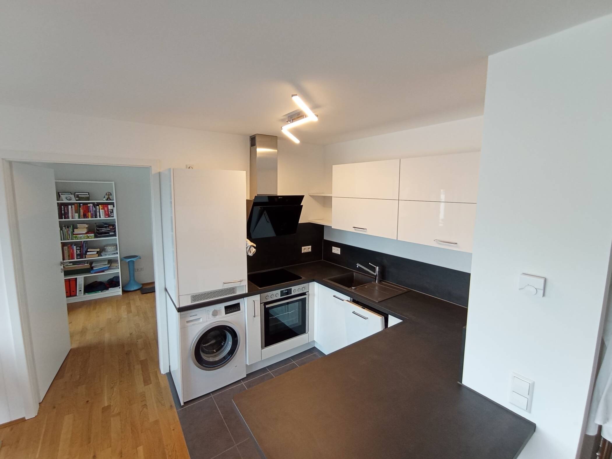 Möblierte 2-Zimmer-Wohnung (53 qm) mit Balkon und großem Tiefgaragen-Stellplatz – Stutensee – Vorschaubild 6