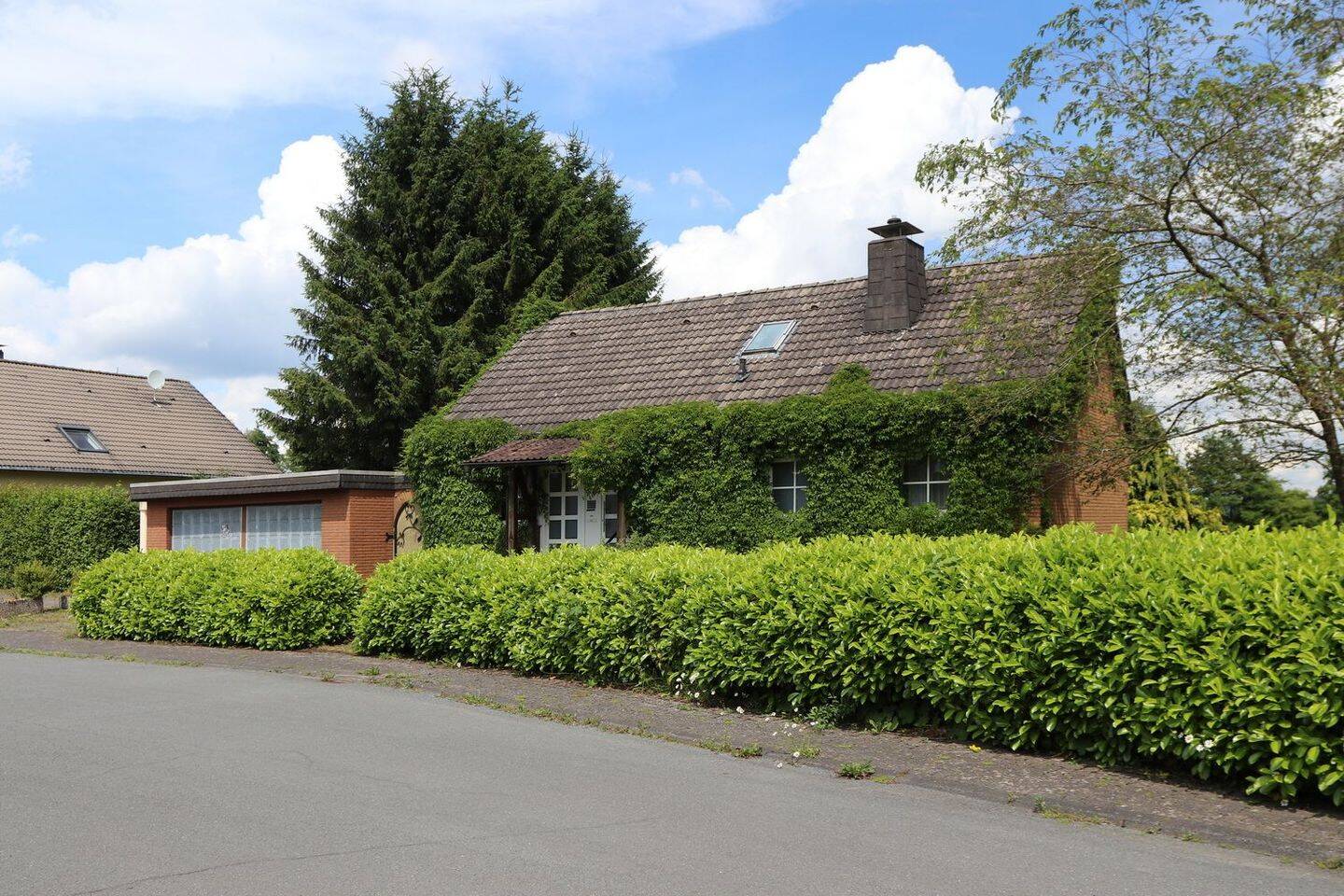 Freistehender Bungalow mit einer Einliegerwohnung, einer Doppelgarage und einem großen Garten – Brilon – Vorschaubild 3