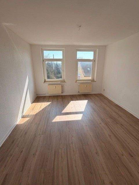 Gemütliche 4-Raum Wohnung mit nagelneuem Vinylfußboden und Einbauküche. – Magdeburg – Vorschaubild 6