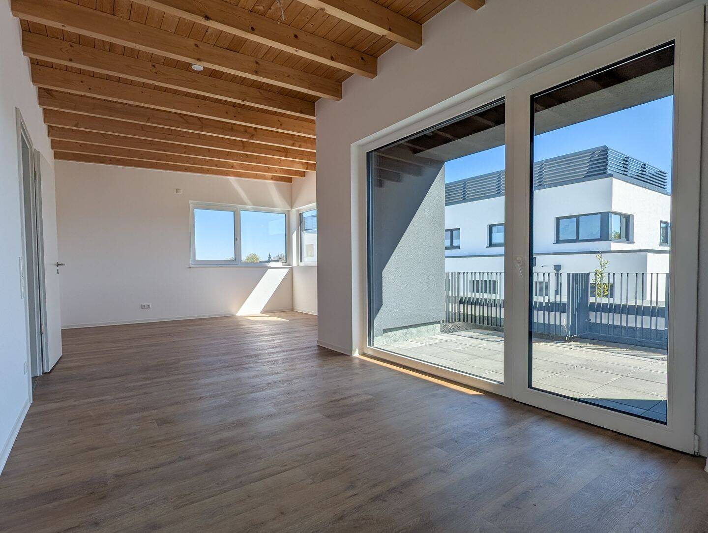 Moderne 3-Zimmer-Penthousewohnung mit Südbalkon und nachhaltigem Energiekonzept – Bielefeld – Vorschaubild 2