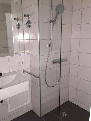 Für Studenten oder Vollzeitschüler, Appartement komplett möbliert !! . – Augsburg – Vorschaubild 2