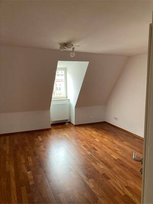 Stilvolle und gemütliche 2 - Zimmer - DG Wohnung mit Einbauküche in saniertem Denkmal am westlichen Altstadtrand – 93047 Regensburg – Vorschaubild 7