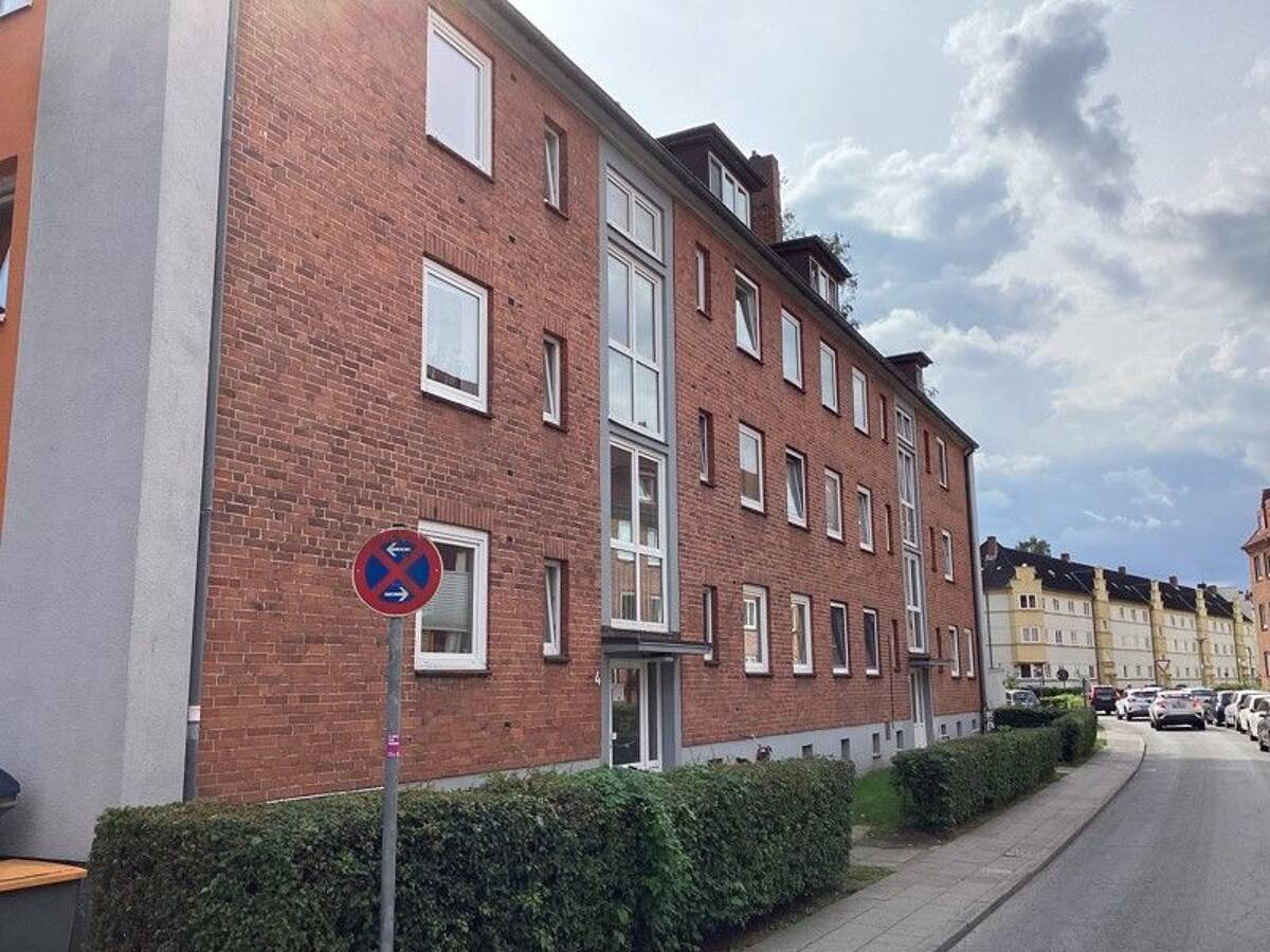 Hier fühlt man sich wohl: sanierte 2,5 Zimmer Wohnung mit Balkon, sofort anmietbar! – 23562 Lübeck – Bild 1 von 9