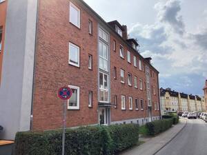 Hier fühlt man sich wohl: sanierte 2,5 Zimmer Wohnung mit Balkon, sofort anmietbar!