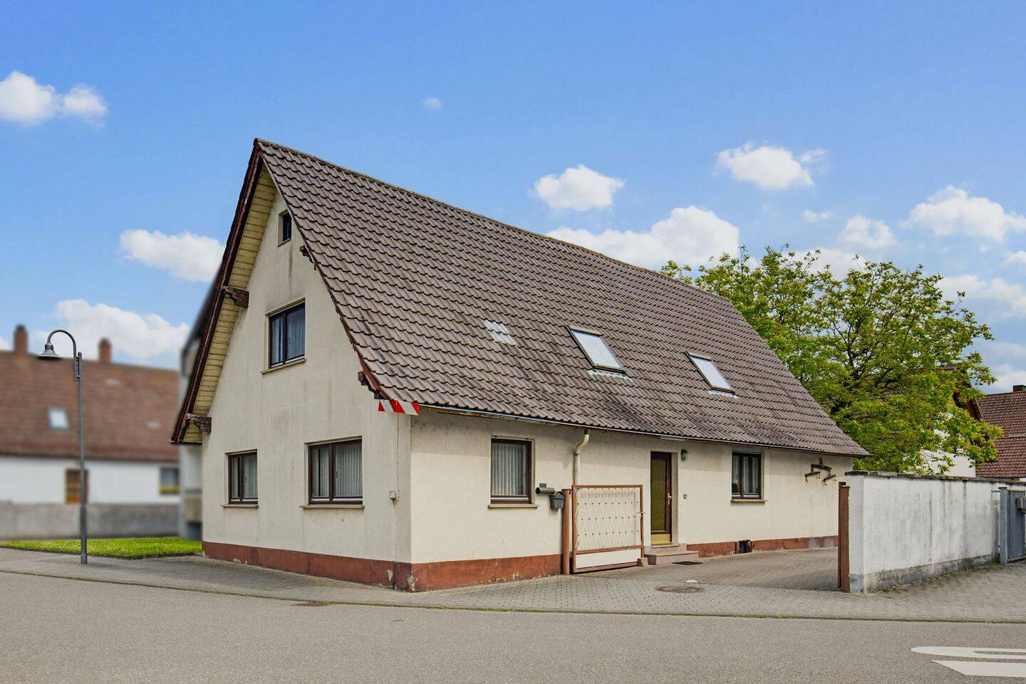Sanierungsbedürftiges Wohnhaus mit Doppelgarage & zusätzlicher Nutzfläche in Stutensee-FR – Stutensee – Bild 1 von 9