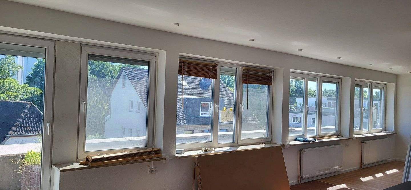 **Alt-Rahlstedt, Erstbezug nach Komplettsanierung, offene 2-Zi-Wohnung, 2. OG, Balkon, TG Stellplatz** – Hamburg – Vorschaubild 2
