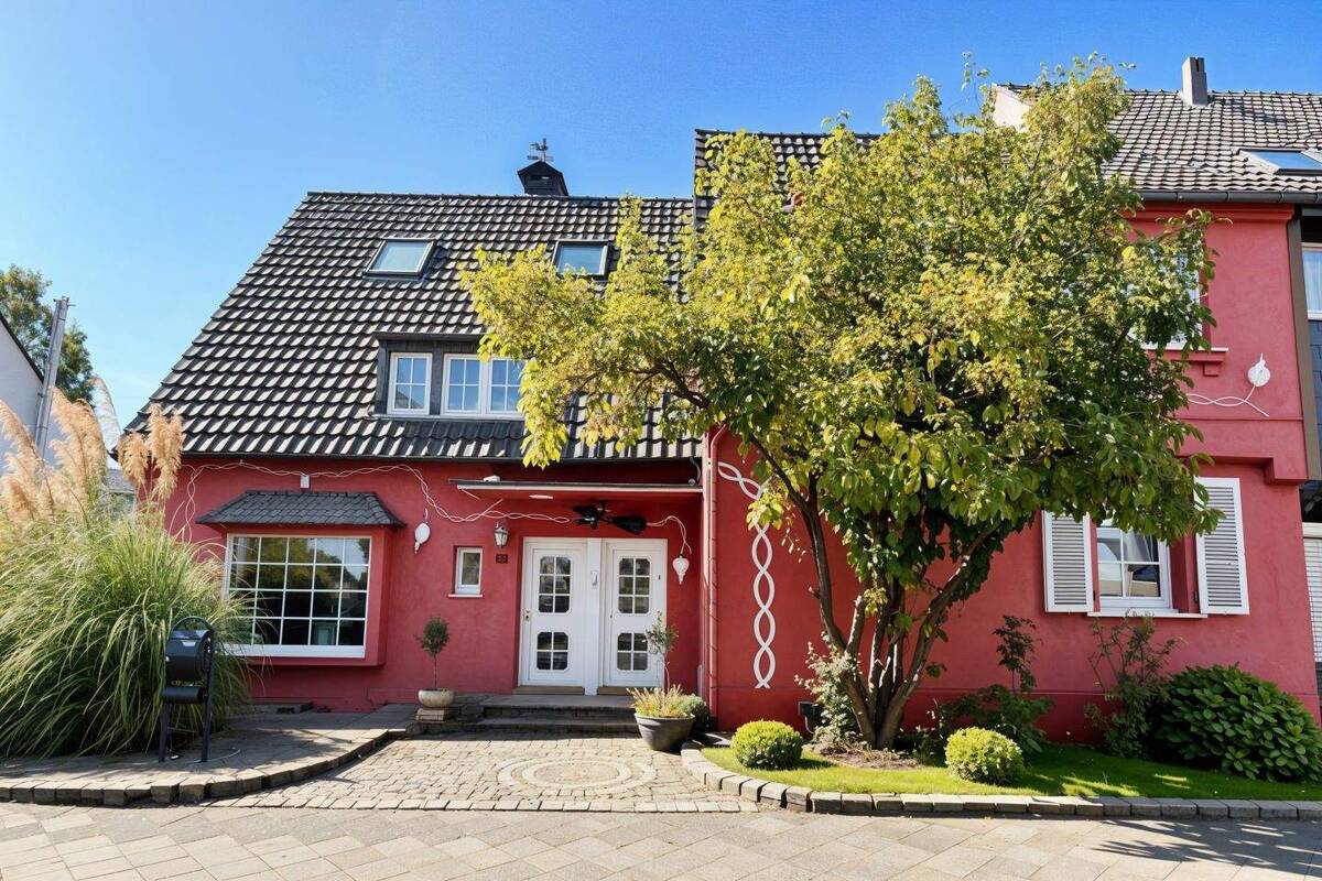 Zweifamilienhaus mit imposantem Grundstück in Düsseldorf-Unterrath – 40468 Düsseldorf – Bild 1 von 9