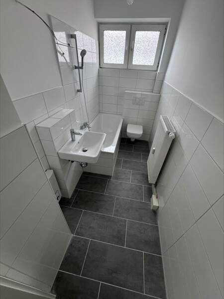 Für Sie renoviert! 2-Zimmer-Wohnung sucht nette Mieter