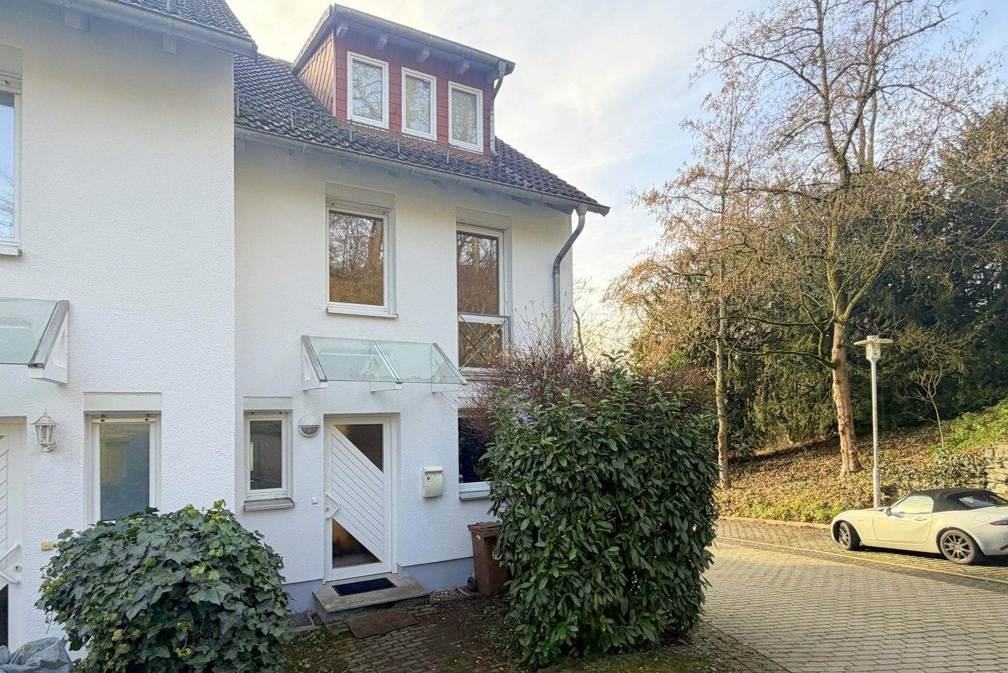 Königstein: 5 Zi.-Doppelhaushälfte mit Garten und 2 PKW-Stellplätzen *frisch renoviert* – Königstein – Bild 1 von 9
