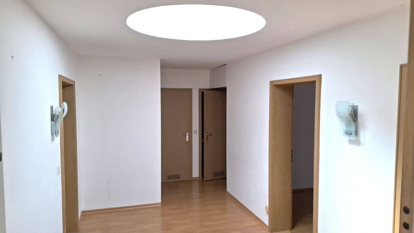 Helle 4 Zimmer Wohnung mit Weitblick, schönem Balkon und dem Luxus einer Garage – Karlsruhe – Vorschaubild 6