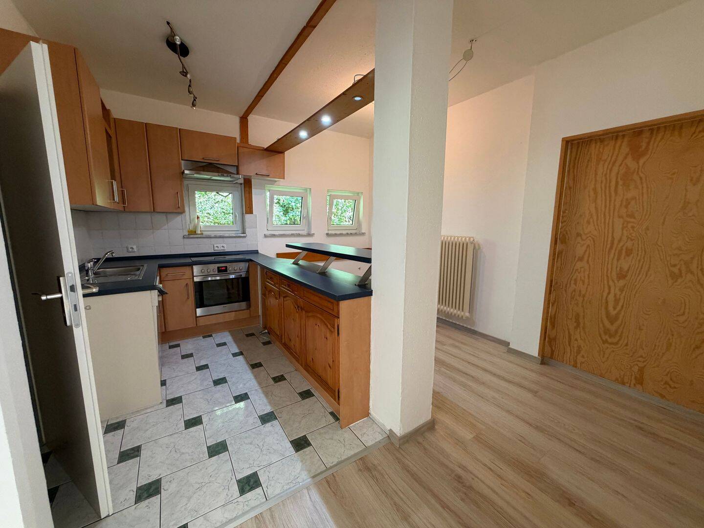 Gepflegte 2-Zimmer-Eigentumswohnung im 1. Obergeschoss mit Terrasse, Garten und Garage