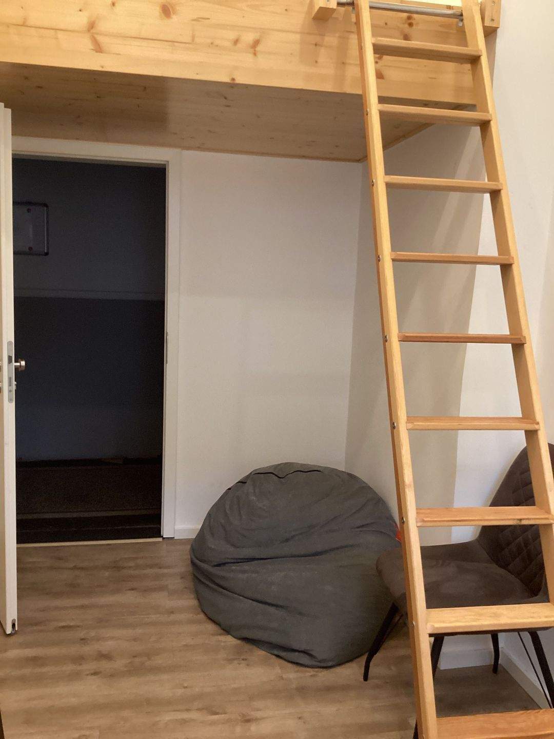 modernes WG Zimmer mit eigenem Badezimmer in 5er-WG zu vermieten mitten in der Innenstadt!