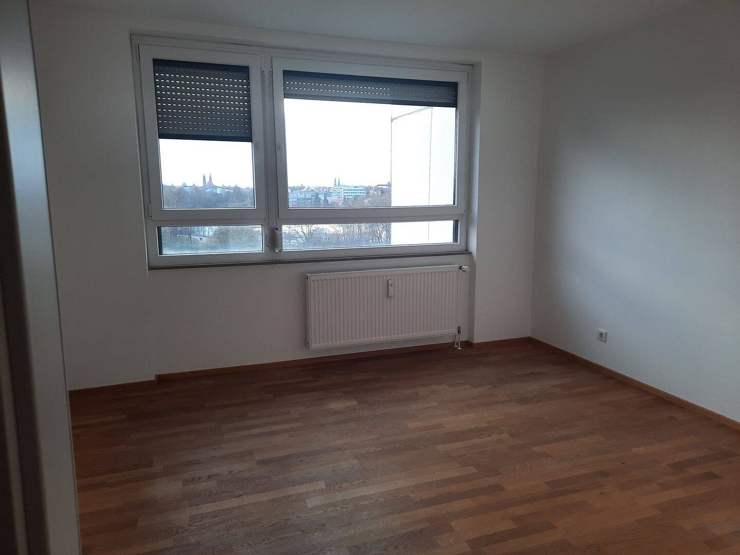 Gepflegte 2-Zimmer mitten in Nürnberg mit toller Aussicht , EBK, TG-Stellplatz – Nürnberg – Vorschaubild 2