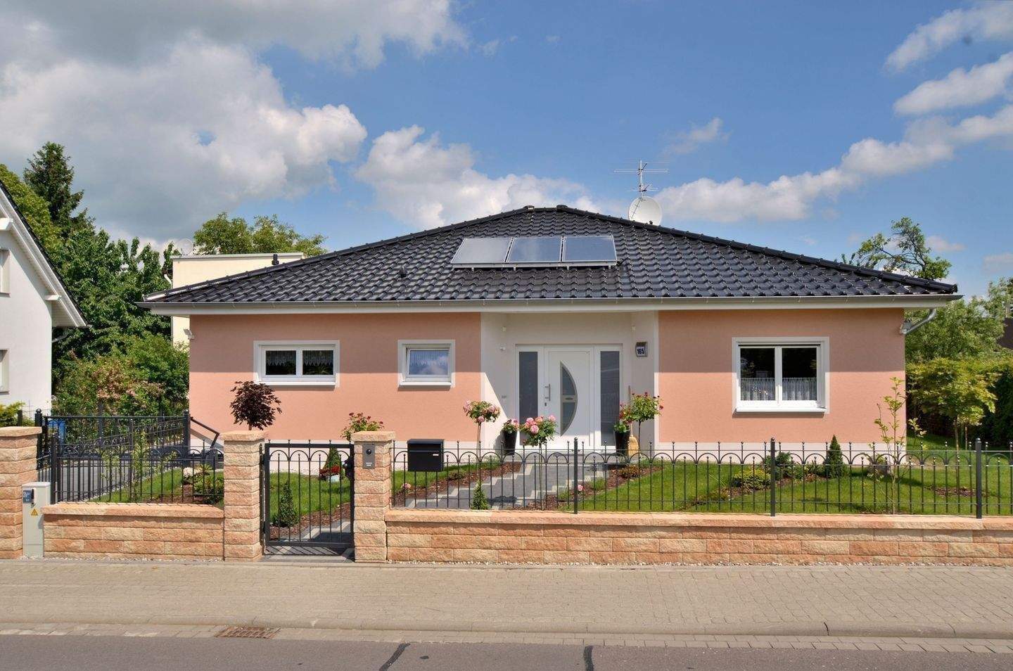 Grundstückspreis Großpötzschau inkl.! Hingucker ist hinter’m Haus: Bungalow mit attraktivem Atrium schafft ungewohnte Ausblicke! – Rötha – Bild 1 von 9
