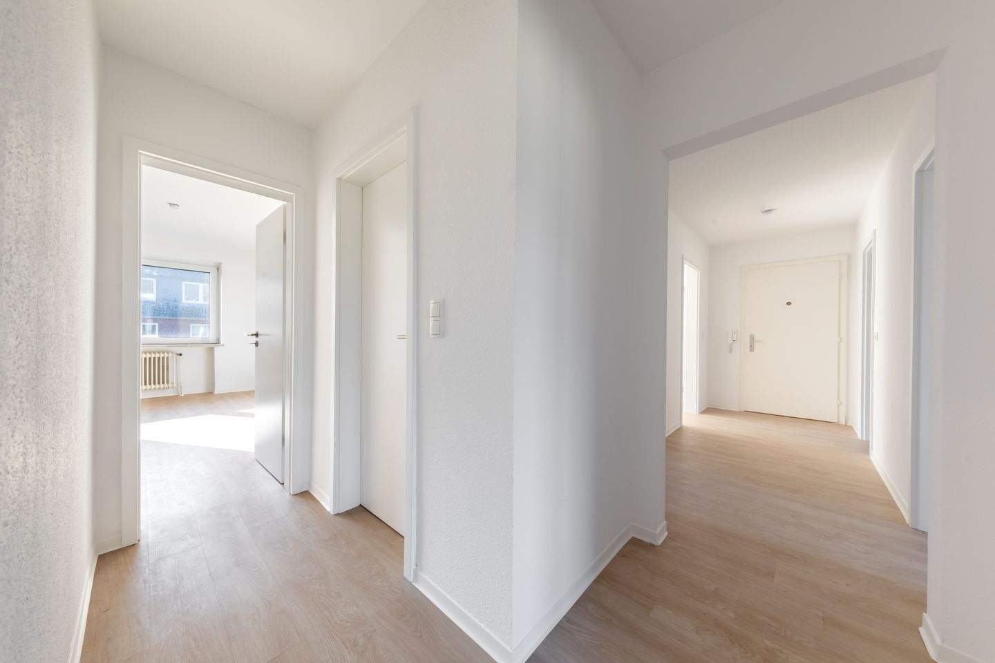 Schöne 4-Zimmer-Wohnung mit Balkon – Hamburg – Vorschaubild 3