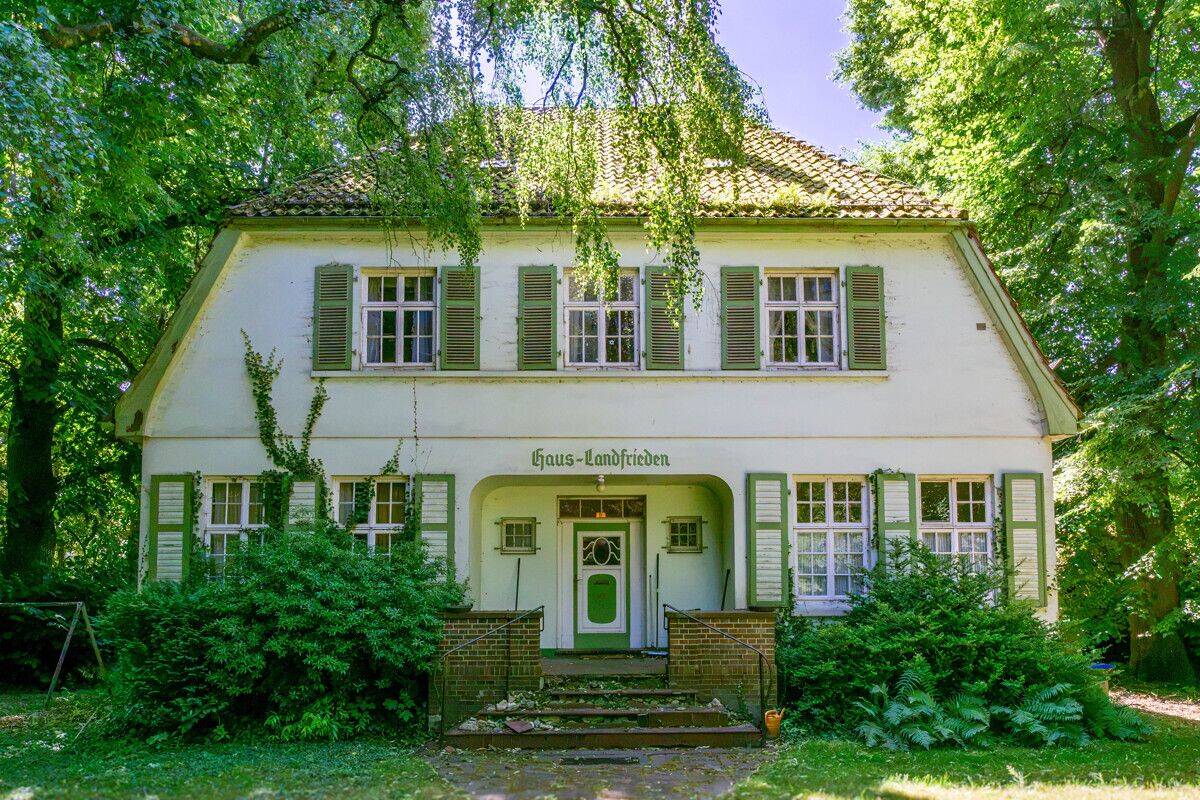 PURNHAGEN-IMMOBILIEN - Lesum - Sanierungsbedürftige Villa in Bestlage nahe Knoops Park und der Lesum – 28717 Bremen – Bild 1 von 9
