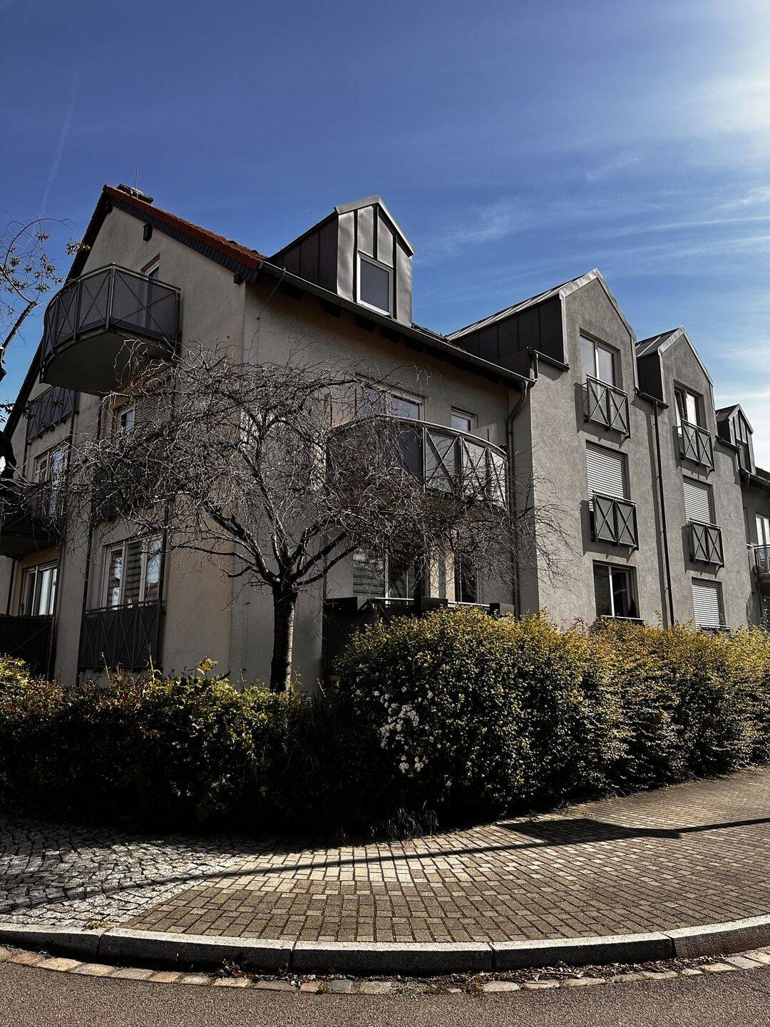 Ruhig gelegene 2 Zimmerwohnung mit Balkon, Einbauküche und PKW Stellplatz sucht Sie!
