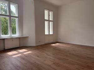 Elegante 5-Zimmer-Altbauwohnung am Wröhmännerpark mit Stuck, Balkon und zwei Bädern. – 13585 Berlin – Vorschaubild 4
