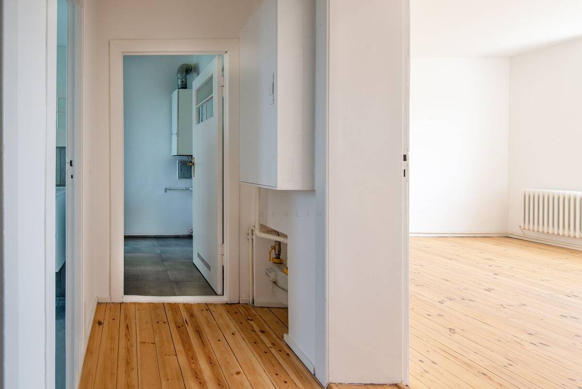 Kernsanierte 2-Zimmer-Wohnung mit Balkon in denkmalgeschütztem Altbau in Berlin-Reinickendorf – 13403 Berlin – Bild 1 von 7