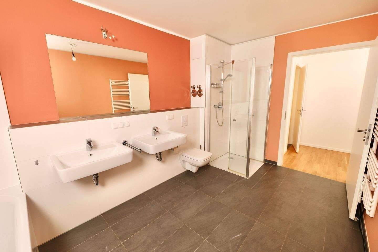 HOCHWERTIGE EINBAUKÜCHE, PARKETTBODEN & FUSSBODENHEIZUNG - 2 BALKONE - AUFZUG & TG-STELLPLATZ – Berlin – Vorschaubild 9