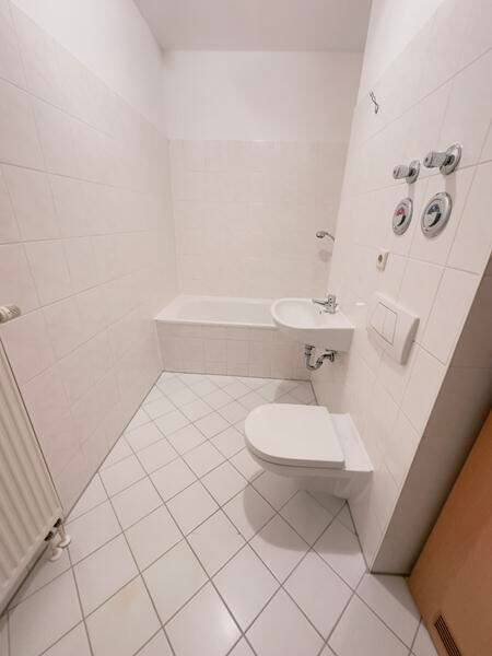 Gemütliche 2-Zimmer mit Laminat, Wanne und EBK in guter Lage – Chemnitz – Vorschaubild 9