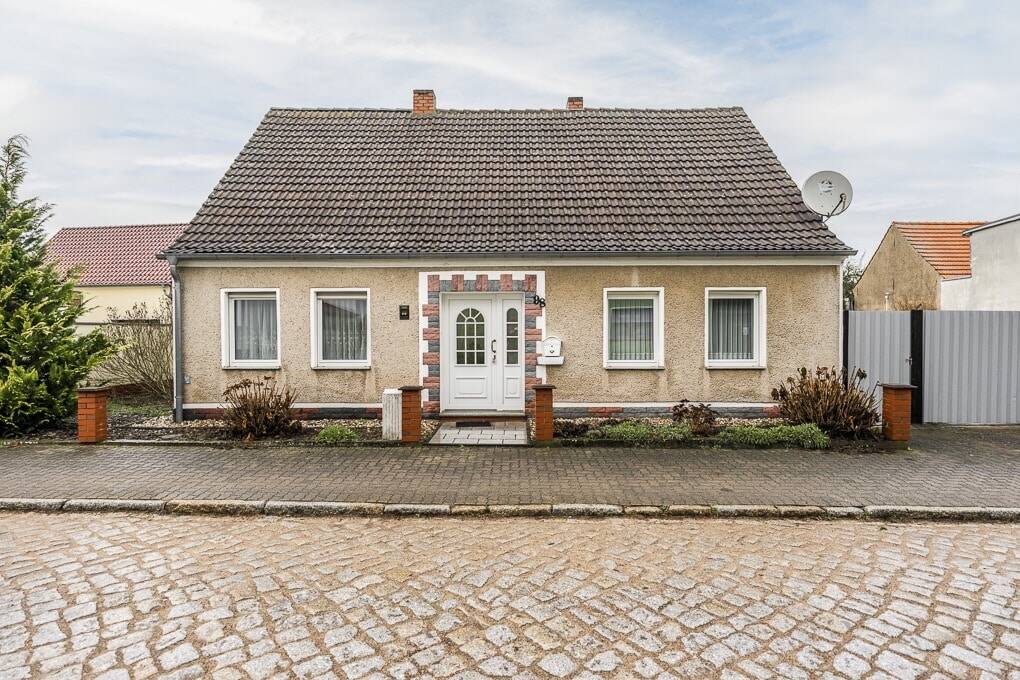 Freistehendes Einfamilienhaus mit Nebengelass und viel Platz – Wiesenburg/Mark – Bild 1 von 9