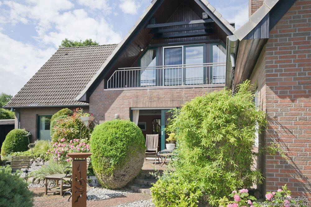 Einfamilienhaus mit Gästehaus und Doppelcarport