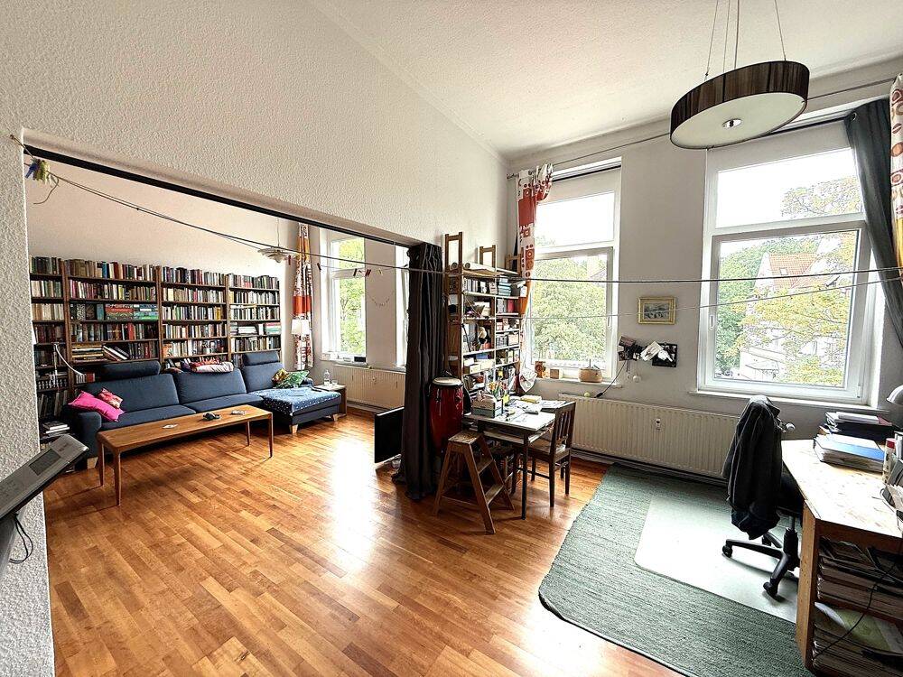 Schöne und ruhige Altbauwohnung mit Aufzug und Kaminofen nahe Lister Platz... – Hannover – Vorschaubild 2