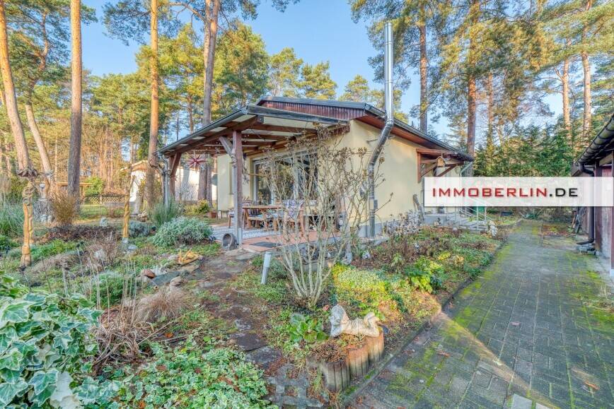 IMMOBERLIN.DE - Angenehmer Bungalow auf naturschönem Grundstück in harmonischer Lage in Seenähe – Grünheide (Mark) – Bild 1 von 9